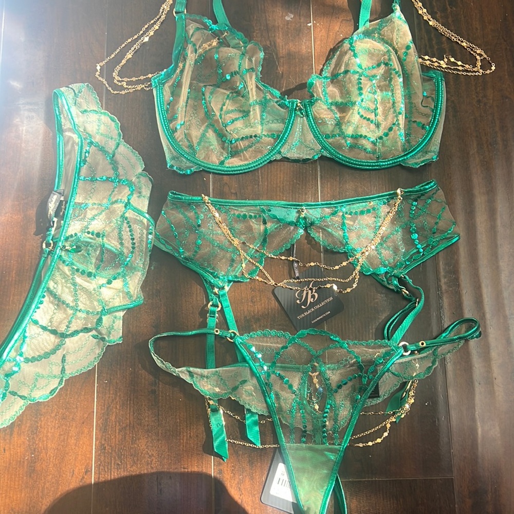 Goldy Set in Emerald ( decided to offer my personal set)🥰